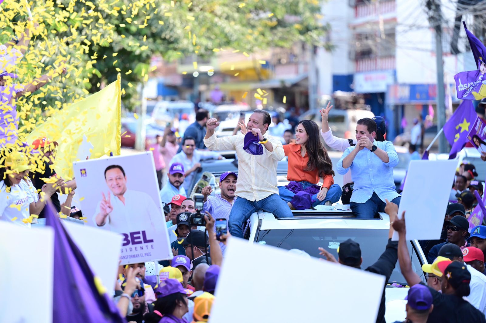 El candidato a la alcaldía Víctor Fadul junto a Abel Martínez y Nahiony Reyes (Foto Fuente externa)