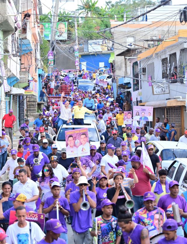 Luis Alberto Tejeda, acompañado de altos dirigentes de su partido hizo un recorrido por la circunscripción 2 de su municipio (Foto: Fuente externa)