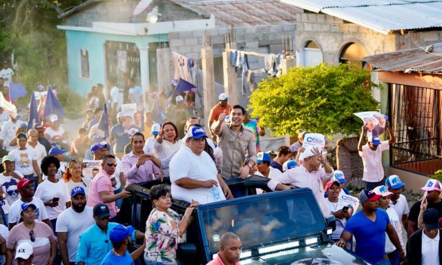 El alto dirigente político encabezó una multitudinaria marcha-caravana en el municipio cabecera de Azua en apoyo al candidato a alcalde Rafael Hidalgo (Foto: Fuente externa)