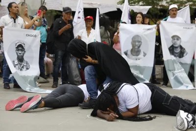 Personas participan en una puesta en escena durante un plantón este martes, en Medellín (Colombia)