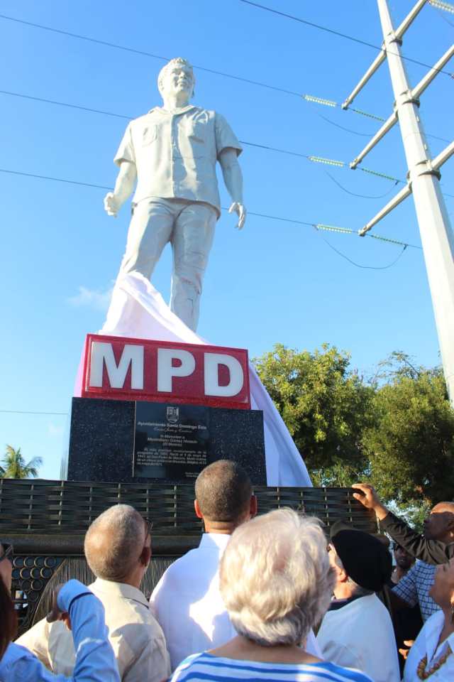 El alcalde Manuel Jiménez, Guido Gómez Mazara, Carmen Mazara y líderes históricos del Movimiento Popular Dominicano encabezaron el develizamiento  (Foto: fuente externa)