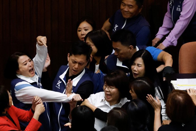 Escandalosa pelea en el Parlamento de Taiwán: trompadas, empujones y hasta robos entre legisladores | Canal 26