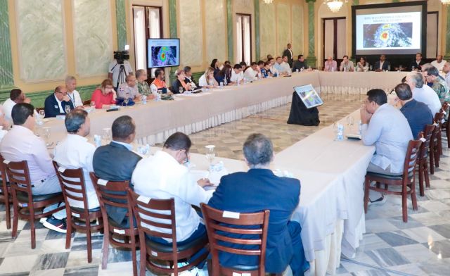 El mandatario encabeza reunión con ministros, directores generales, alcaldes y organismos de socorro como prevención ante el paso del huracán Beryl (Foto: Fuente externa)